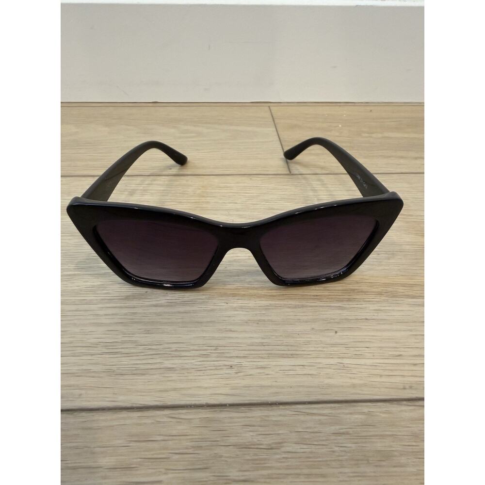 Vince Camuto Cat Eye Sunglasses Black Frame Smoke Gradient Lens VC899 OX - Picture 4 of 4